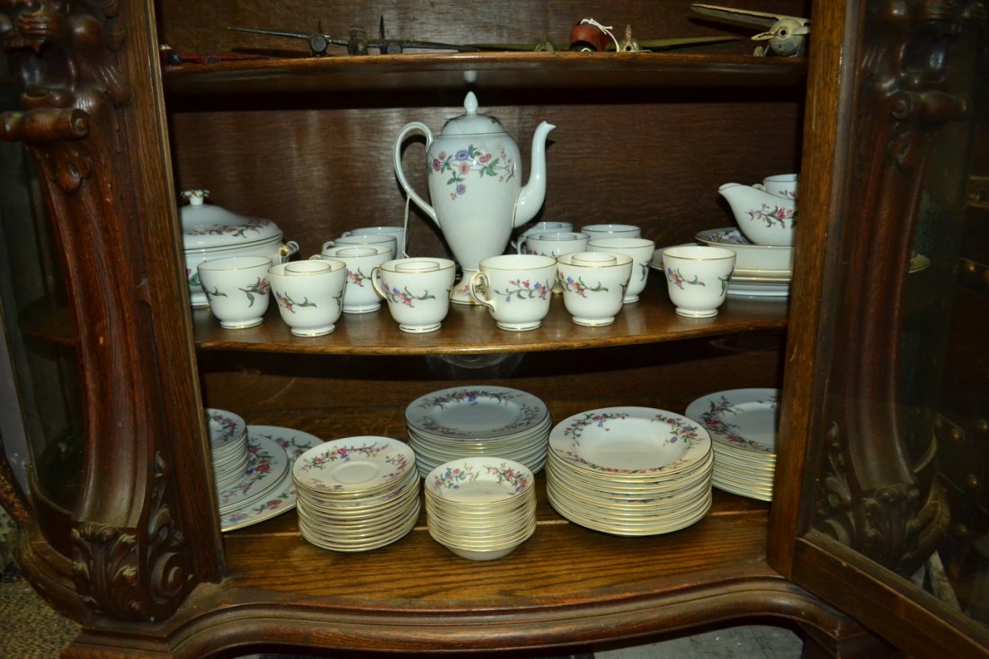 Wedgwood Dinner Service, 100 Pieces: "Devon Spray" pattern including dinner plates, salad plates, soup bowls, cake plates, saucers, tureen, teapot, and gravy boat. Overall good condition.