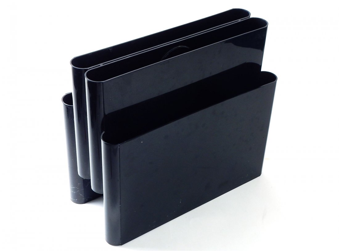 Giotto Stoppino Kartell Magazine Rack: Giotto Stoppino for Kartell, an Italian black plastic magazine rack, Model #4676. [16" L x 7 1/2" W x 13 1/2" H]. Good condition with minor scratches.