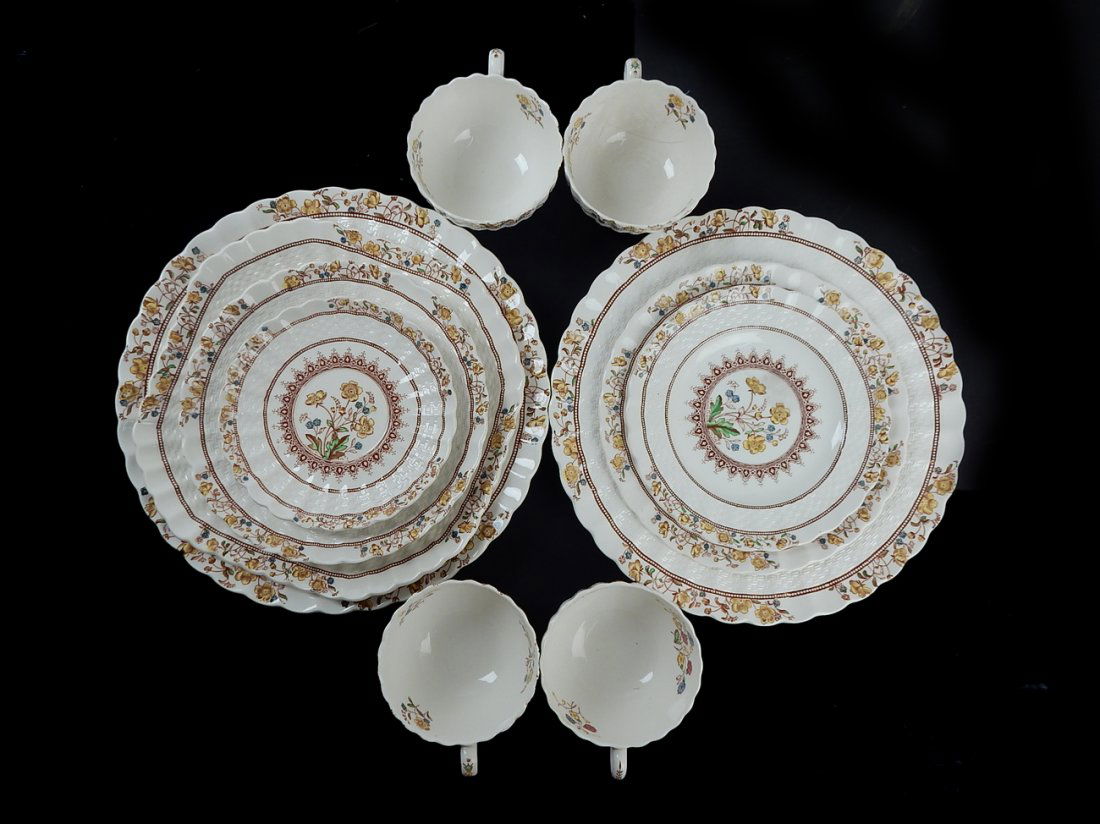 52 Spode Dinner Plates: Set of "Copeland Spode England, Buttercup". Comprises: 7 dinner plates, 7 square luncheon plates, 8 dessert plates, 8 cakes plates and 6 bullion plates, 10 cups and saucers. Together with 6 cups and 5