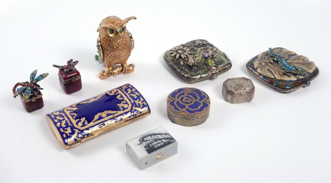 9 Jay Strongwater Compacts & Pill Boxes: Comprised of: Two Jay Strongwater compacts, one with frogs and one with salamander (missing stones). Two Jay Strongwater pill boxes with dragonflies. Together with 5 other items. Overall good conditio