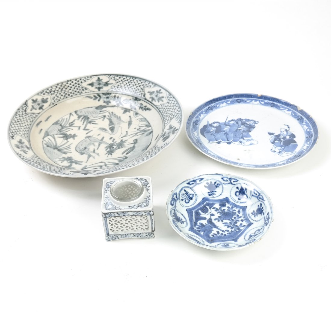 Lot of Four Chinese Porcelain Items (1 of 9)