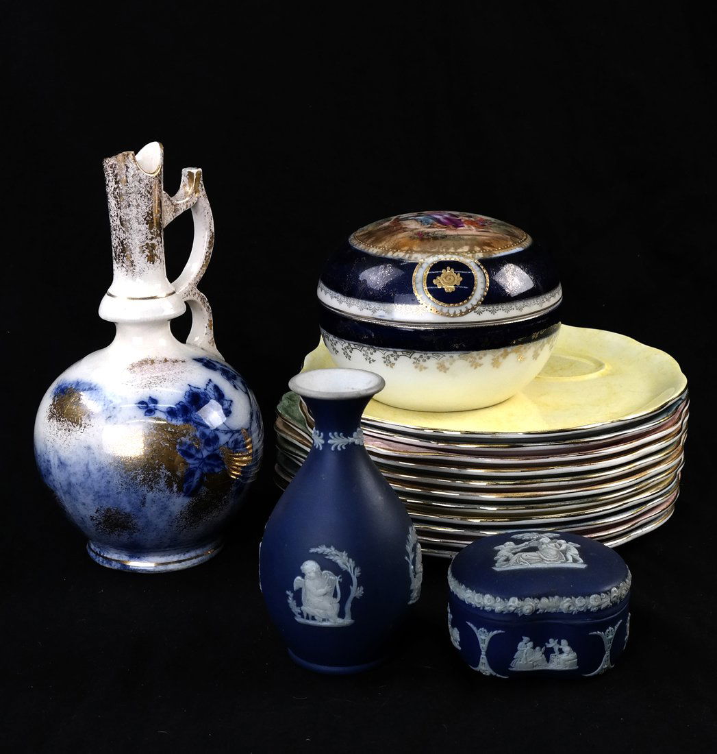 Fifteen Various Porcelain Articles (1 of 7)