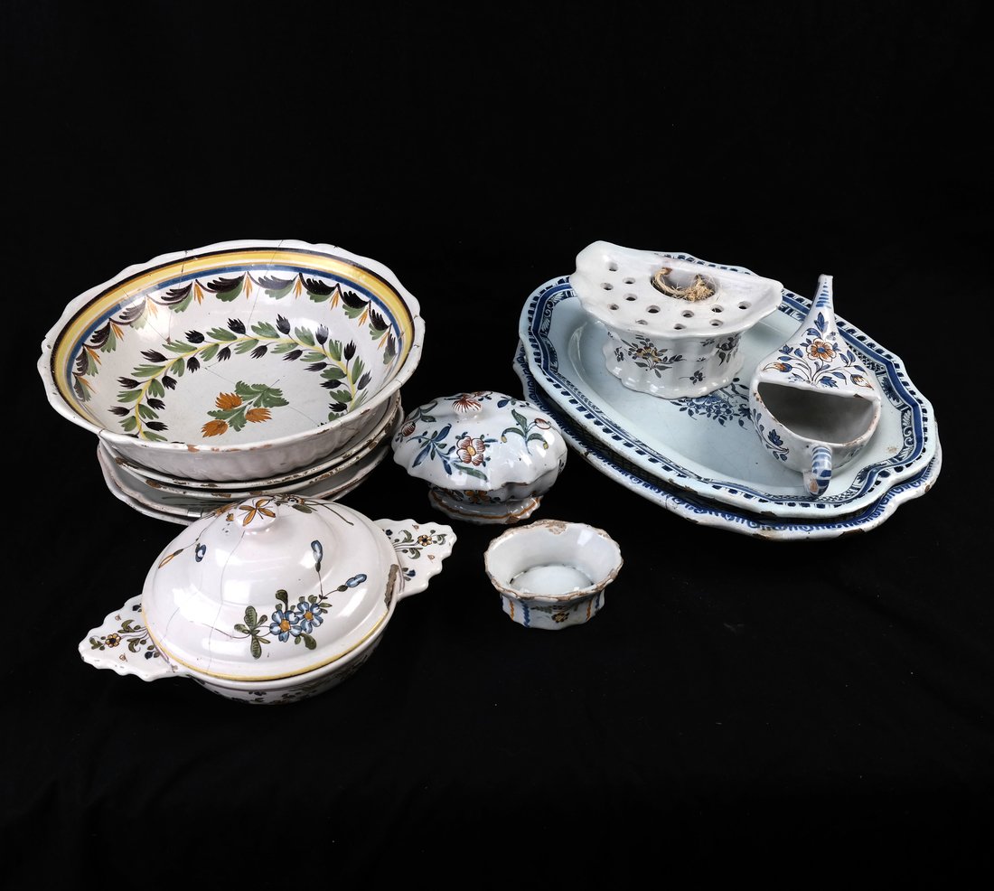 12 Pieces of Continental Earthenware (1 of 8)