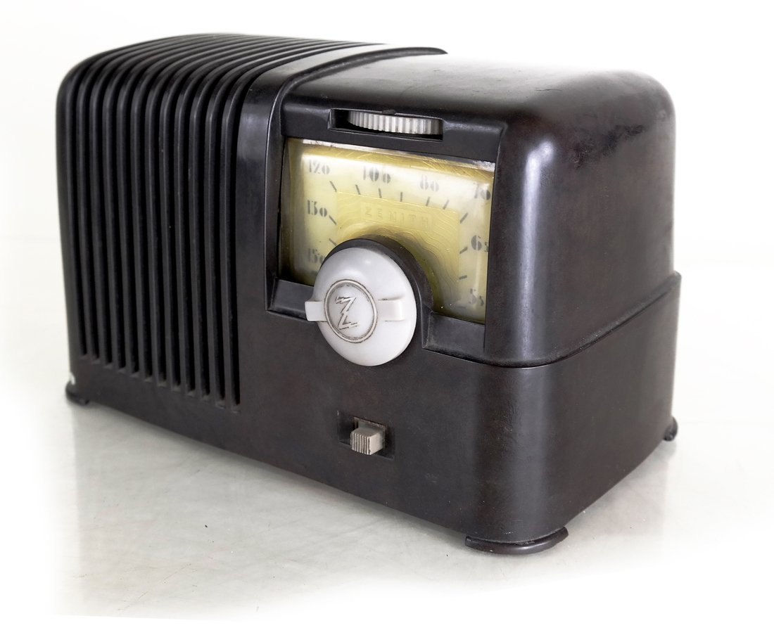 Zenith Small Bakelite Radio, Model 6D411 (1 of 8)