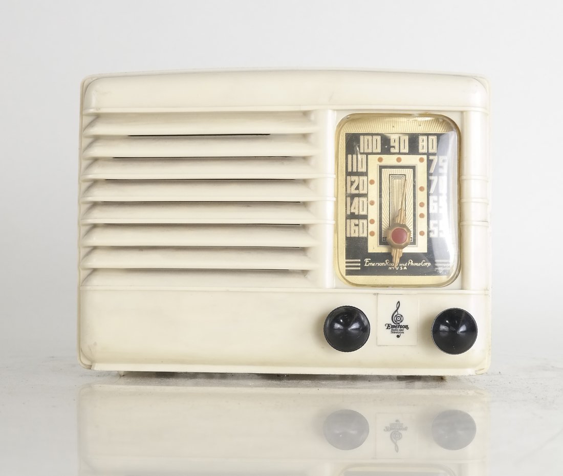 Emerson White Bakelite Radio, Model 8CW-334 (1 of 10)