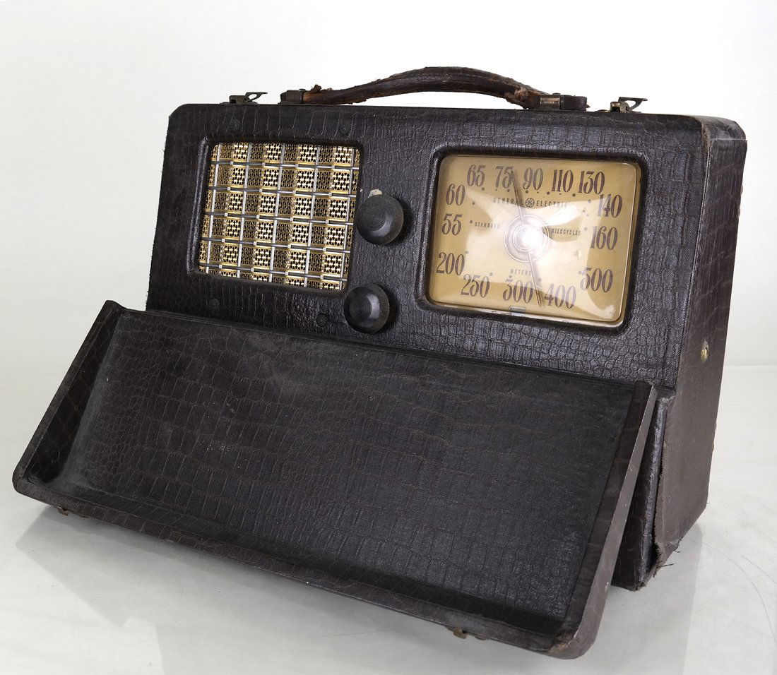 General Electric Portable Radio Model 254 (1 of 10)