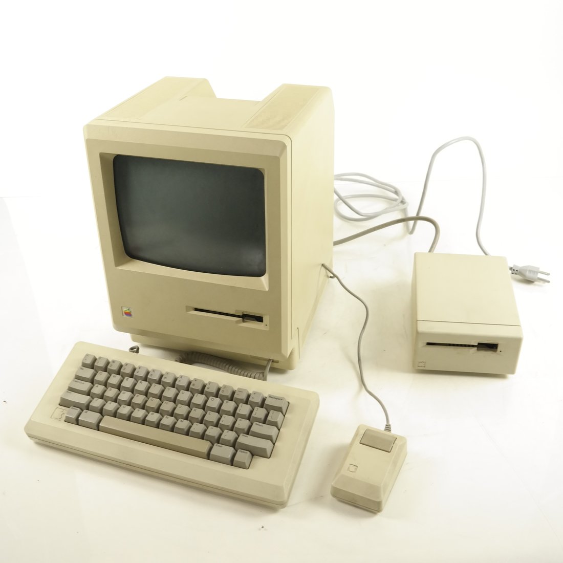 Original Macintosh with Carrying Case (1 of 10)
