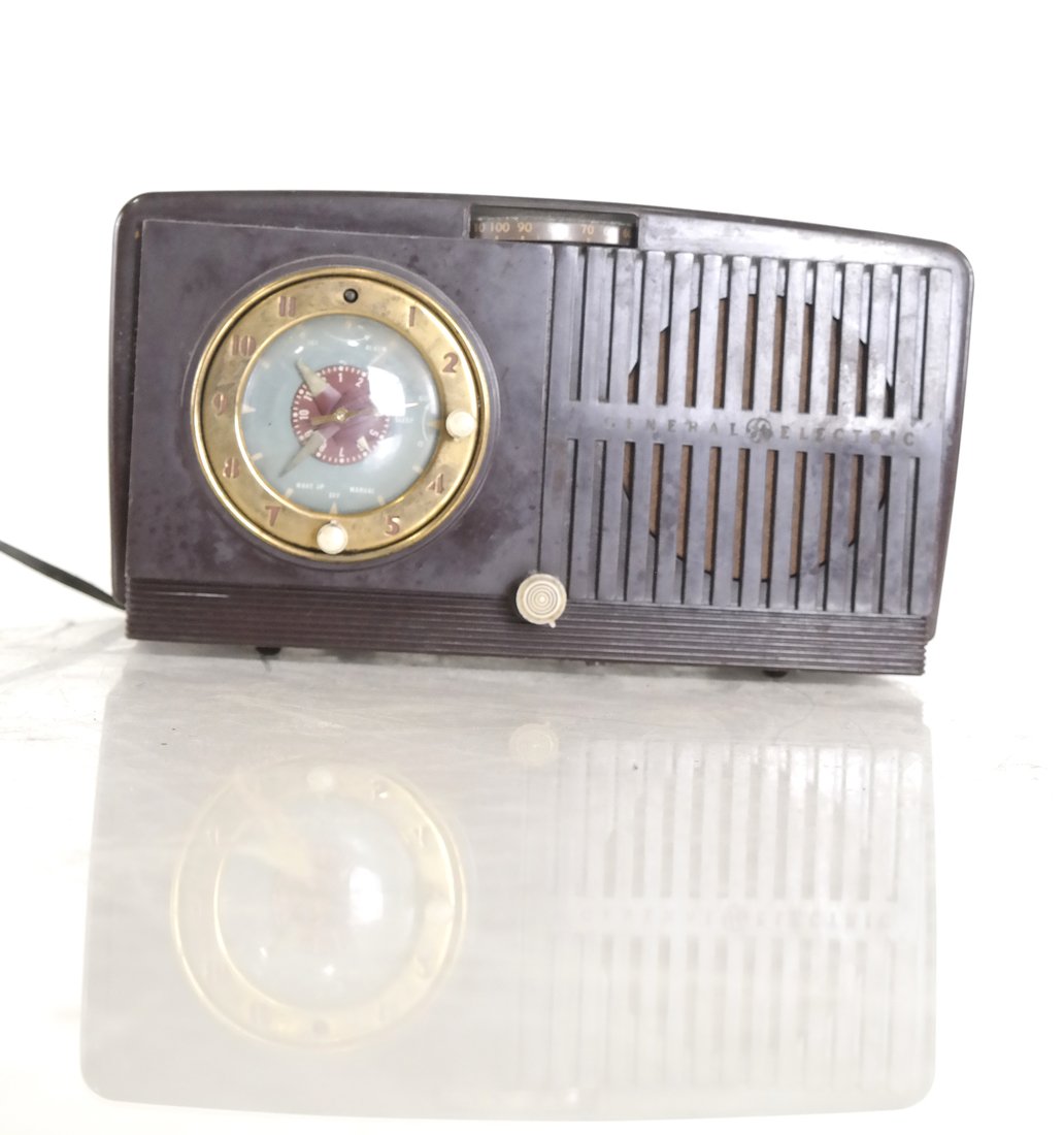 General Electric Clock-Radio, Model 64 (1 of 10)
