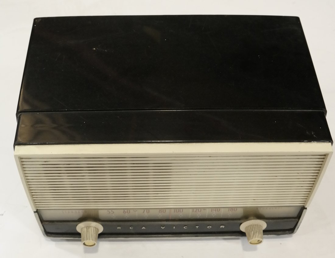 RCA Victor Table Radio,  8-X-9DE (1 of 7)