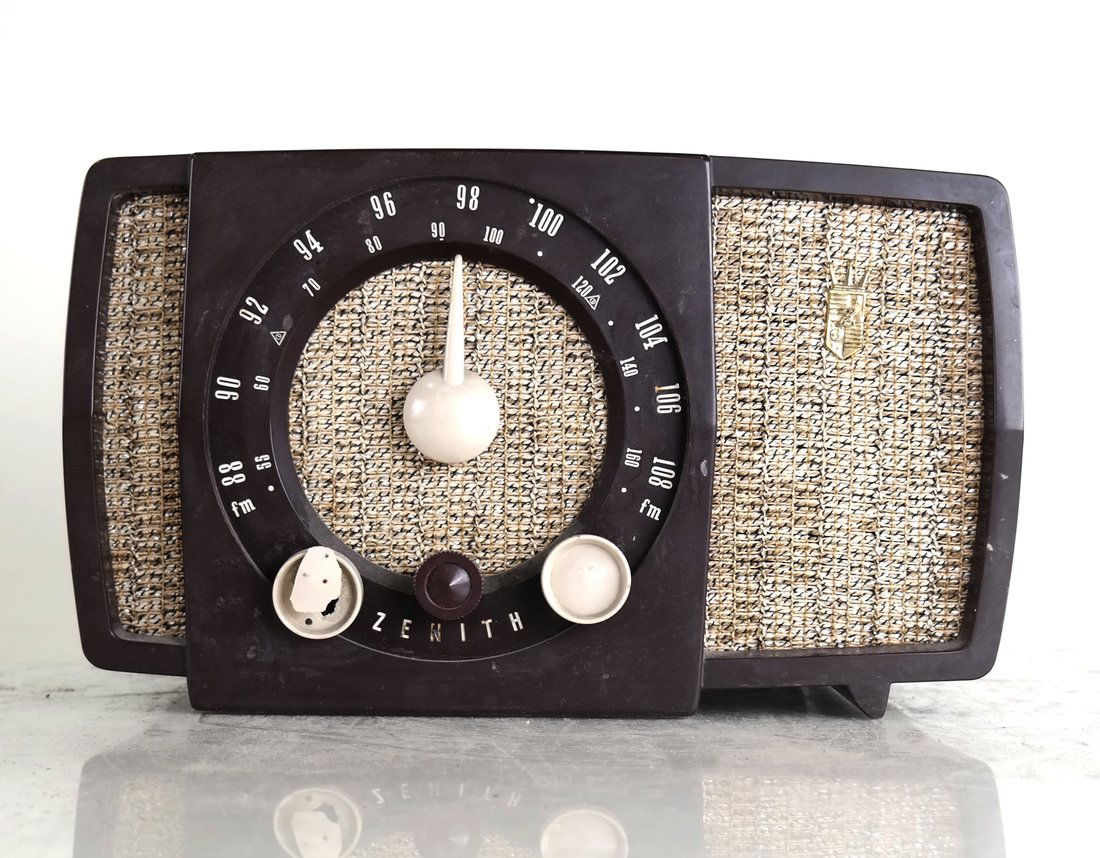 Zenith Radio Model T723 (1 of 9)