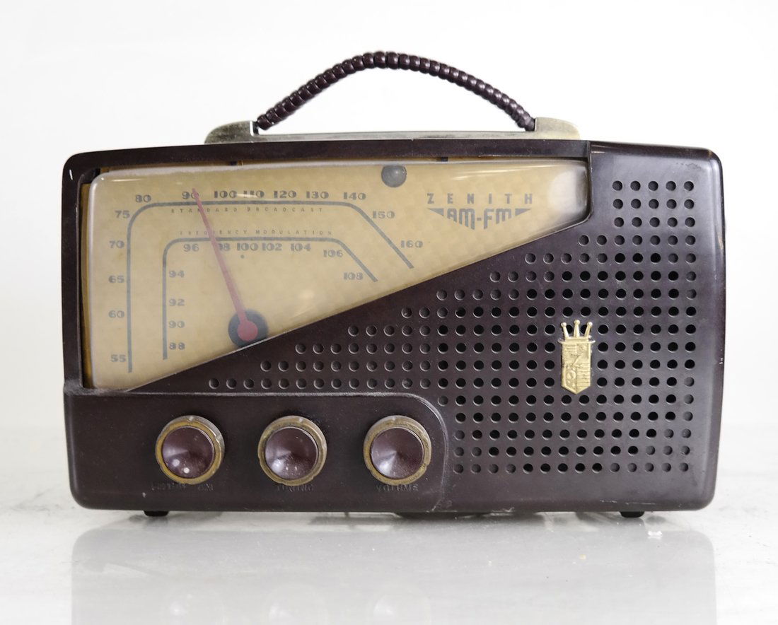 Zenith AM/FM Bakelite Radio, Model G724 (1 of 9)