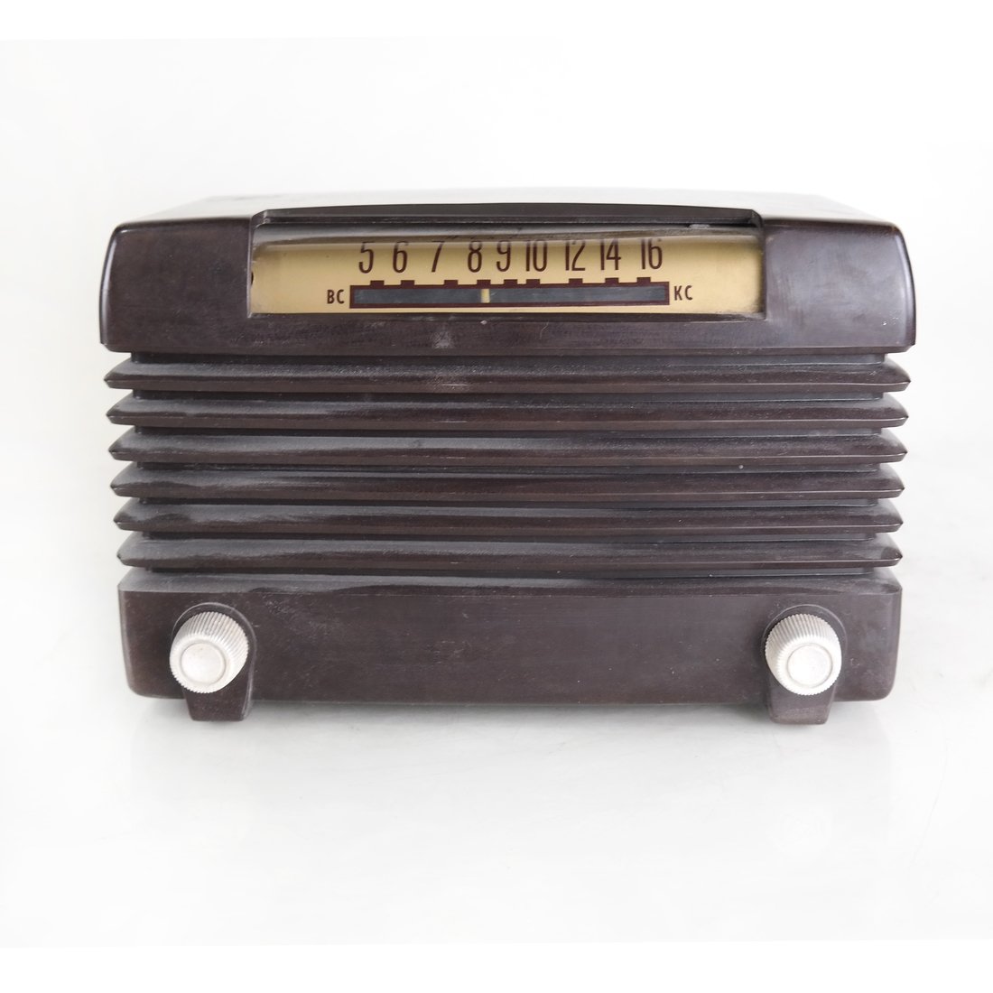 Montgomery Ward Airline Radio, Model 25BR-1525 BC/KC: Model 25BR-1525 BC/KC. Walnut finish. Circa 1952. Dimensions: 10.50 " W x 7.00 " H x 7.00 "D; 