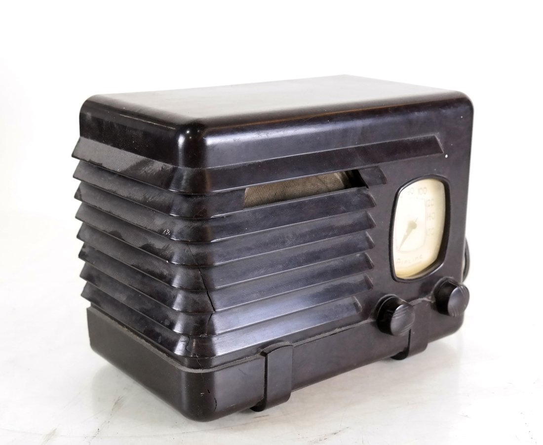 Montgomery Ward "Airline" Radio, Model 62-325: Five tube bakelite radio 1938/39 Dimensions: 9.00 " W x 6.75 " H x 5.25 "D; 