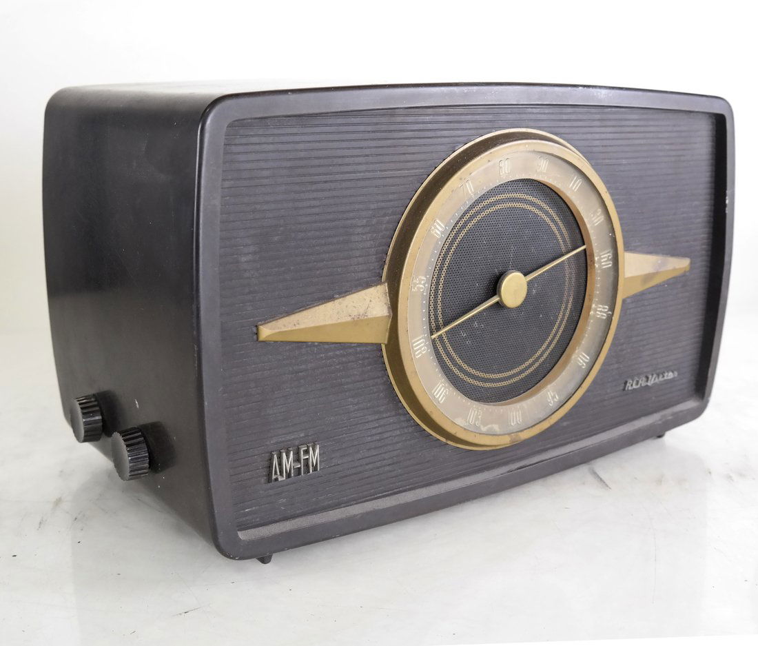 RCA Victor "Livingston" Radio, Model 1R81 (1 of 7)