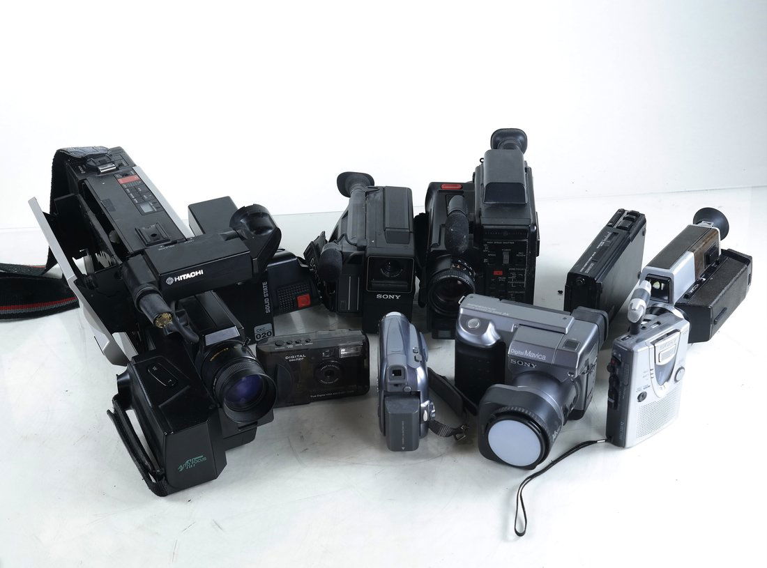 Lot of 18 Camcorders (1 of 10)