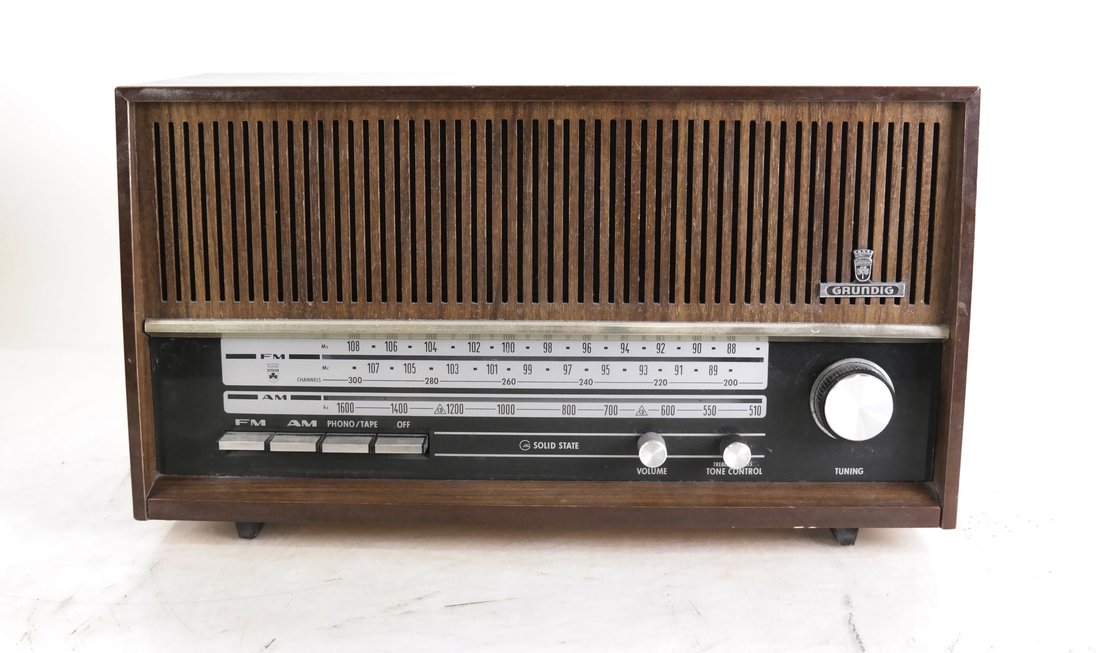 Grundig Model 94U Solid State Radio (1 of 10)