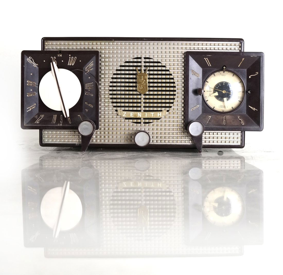 Zenith AM/FM Clock Radio, Model R733 (1 of 10)
