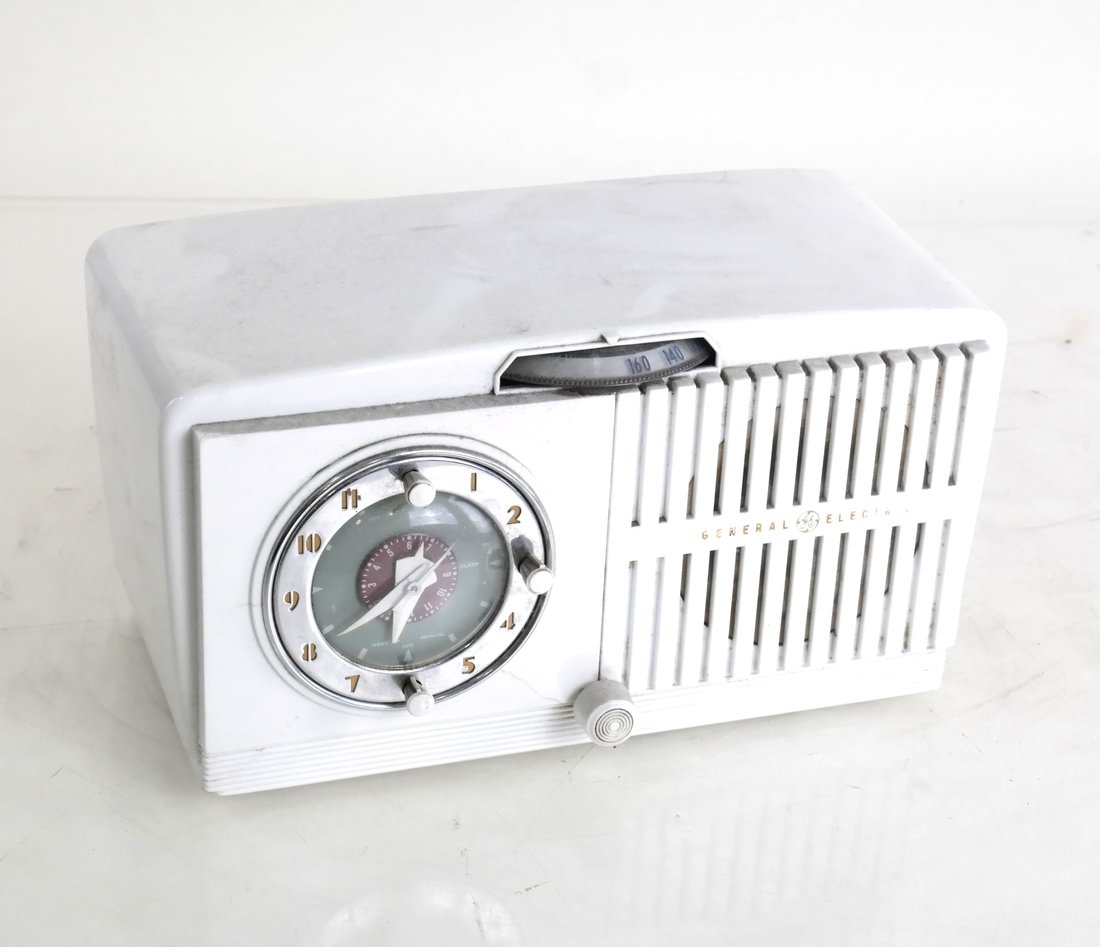 General Electric Radio Alarm Clock, Model 518 (1 of 7)