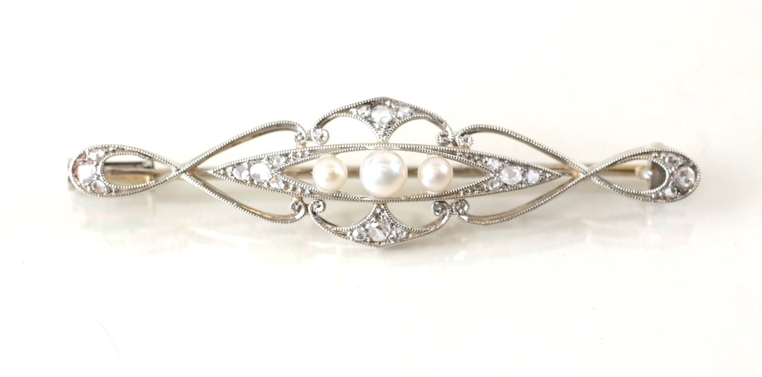 14K White Gold Diamond and Pearl Pin: Edwardian white gold bar pin set with DIA and pearls in white gold; number 15671. 2.4 DWT; GD.