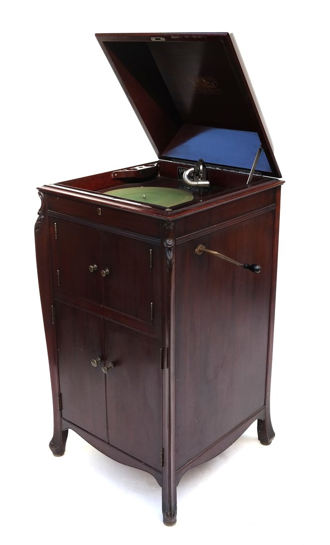 Victrola Phonograph and Case (1 of 10)