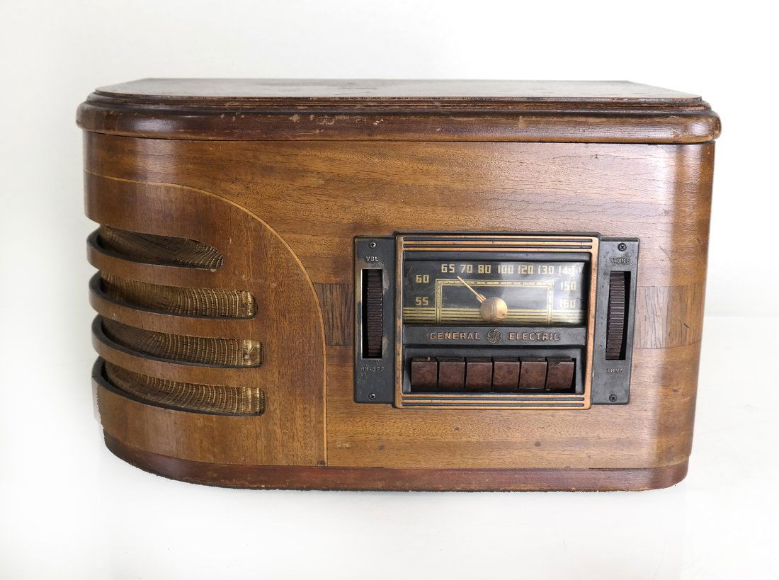 General Electric Wooden Radio (1 of 8)