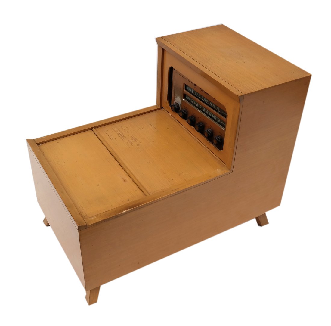 Vintage Radio Table (1 of 9)