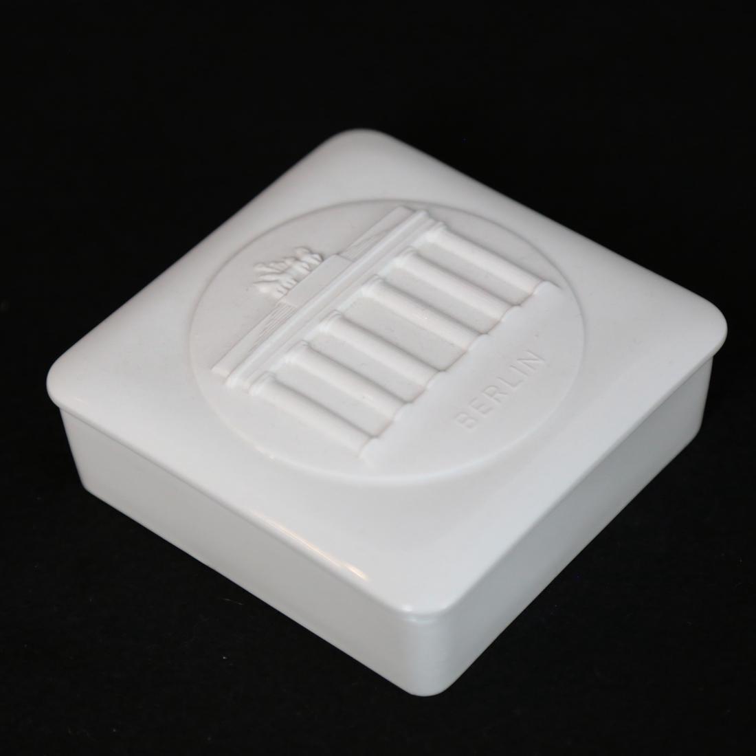 KPM Porcelain Box: Box depicting scene from Berlin [4 1/4"]