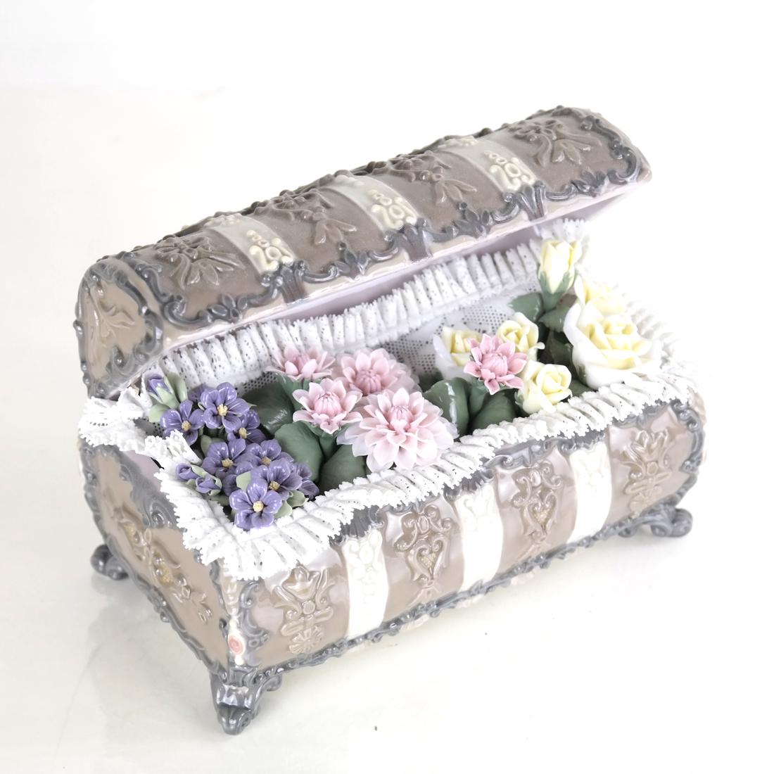 Lladro Porcelain Treasure Chest (1 of 6)