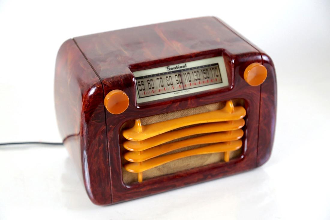 Sentinel Red Bakelite Radio (1 of 3)