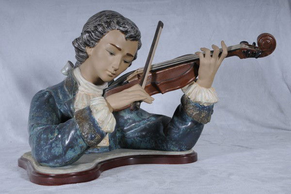 LLADRO GRES FIGURE OF A VIOLIN PLAYER. LTD. ED. #5: LLADRO GRES FIGURE OF A VIOLIN PLAYER. LTD. ED. #572/1200. DOUBLE SIGNED V. MARTINEZ AND J. RUIZ. STAND. 13" H X 21 3/4" W X 13" D.