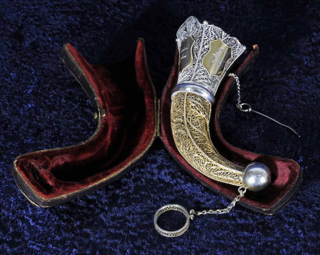 ANTIQUE SILVER FILIGREE "TUSSIE MUSSIE" HOLDER. VI: ANTIQUE SILVER FILIGREE "TUSSIE MUSSIE" HOLDER. VICTORIAN POSEY HOLDER. CORNUCOPIA SHAPED WITH VERMEIL FINISH (GILT). DATED 1867. FINGER RING ON CHAIN ATTACHED. ORIGINAL LEATHER CASE. SMALL TAB TOP (4