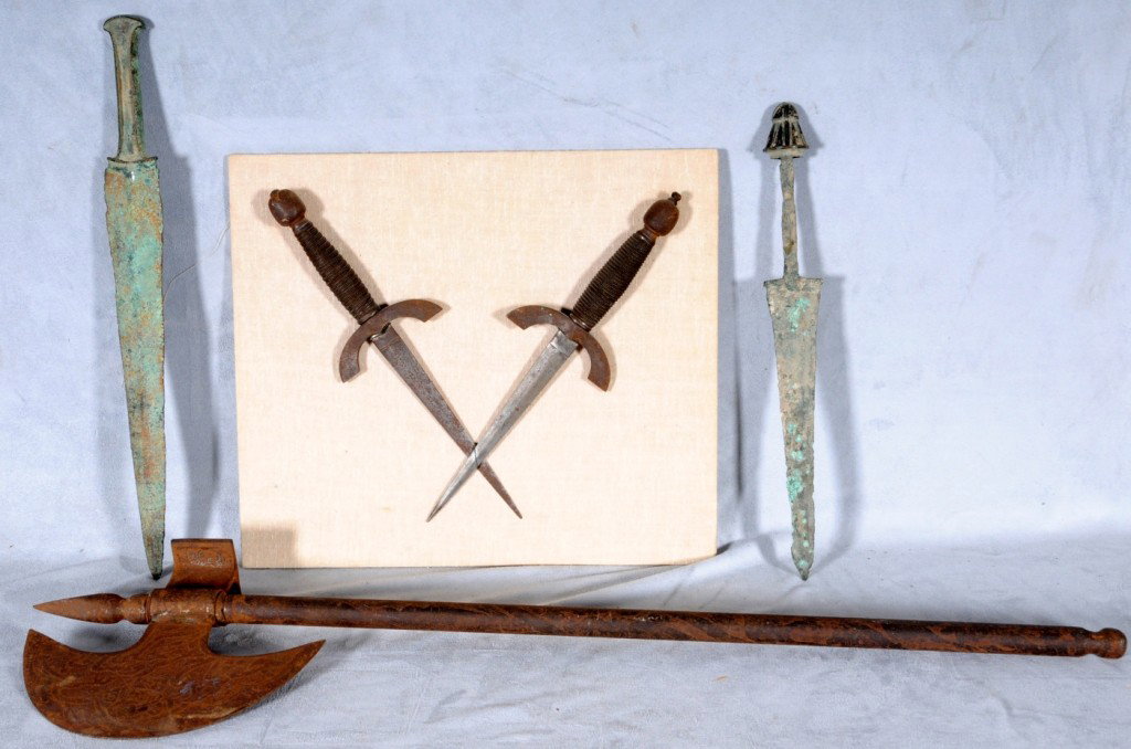 5 ANTIQUE WEAPONS CONSISTING OF 4 DAGGERS AND AN AX: 5 ANTIQUE WEAPONS CONSISTING OF 4 DAGGERS AND AN AX.
