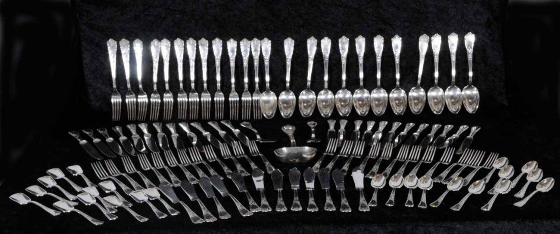 112 PCS. OF 900 SILVER FLATWARE. STAMPED ARG. 900: 112 PCS. OF 900 SILVER FLATWARE. STAMPED ARG. 900. ARGENTINIAN 900 SILVER. SCROLL & LEAF DESIGN. APP. 134 OZS. CONSISTING OF 12 DINNER KNIVES, 12 DINN. FORKS, 12 LUNCHEON FORKS, 12 LUNCHEON KNIVES, 13
