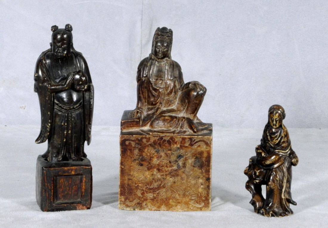 3 CHINESE CARVED SOAPSTONE FIGURES. A SEATED MAN, : 3 CHINESE CARVED SOAPSTONE FIGURES. A SEATED MAN, A STANDING MAN HOLDING A PEARL & A STANDING QUAIN. 4 1/4" H TO 7 1/4" H