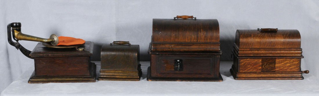 LOT OF FOUR ANTIQUE RECORD PLAYERS. ALL IN OAK CASES: LOT OF FOUR ANTIQUE RECORD PLAYERS. ALL IN OAK CASES. 14" X 18" - 12 1/2" X 20" - 11 1/2" X 16" - 8" X 9 3/4"