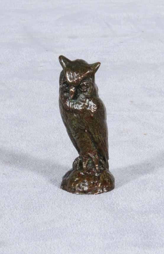 BRONZE FIGURE OF A STANDING OWL. ATTRIBUTED TO TIF: BRONZE FIGURE OF A STANDING OWL. ATTRIBUTED TO TIFFANY STUDIO #892. 3" H