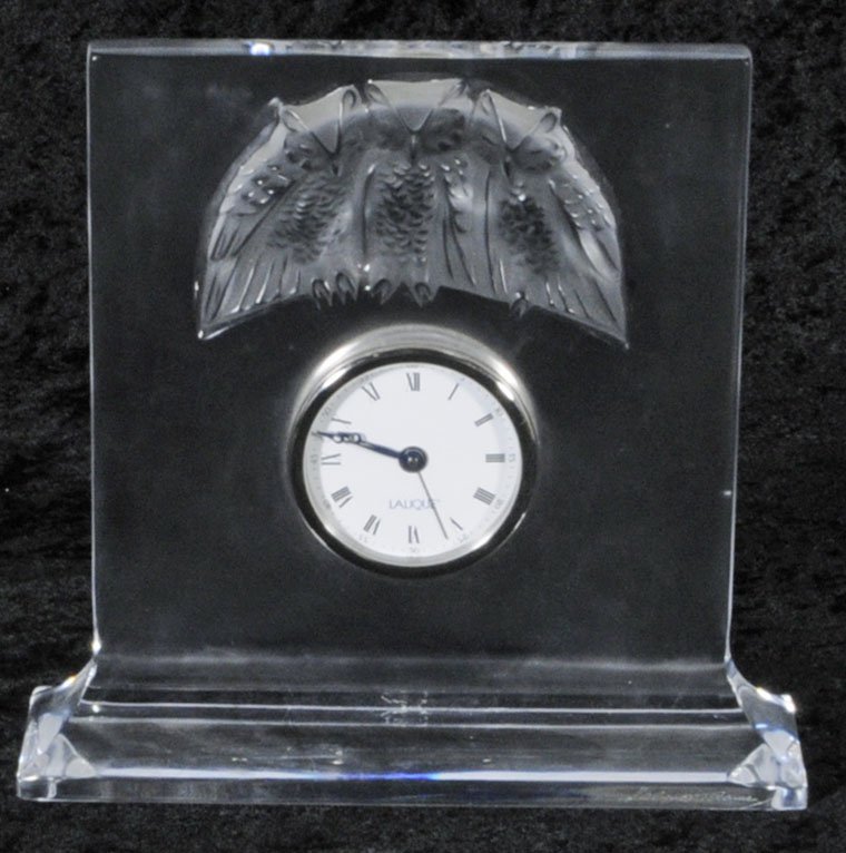 CLEAR GLASS LALIQUE TABLE CLOCK. OWL DECORATION. 7: CLEAR GLASS LALIQUE TABLE CLOCK. OWL DECORATION. 7" H X 7 1/2" W. (TK)