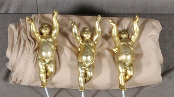 3 GILT BRONZE FIGURES OF CUPIDS. SCREWS ATTACHED A: 3 GILT BRONZE FIGURES OF CUPIDS. SCREWS ATTACHED AT THE BOTTOM FOR MOUNTING. 7" H (TK)