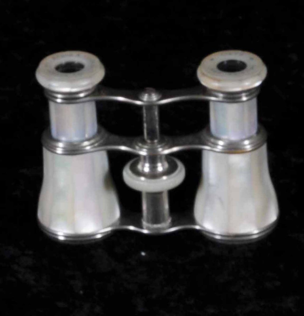 FRENCH MOTHER OF PEARL OPERA GLASSES.: FRENCH MOTHER OF PEARL OPERA GLASSES.