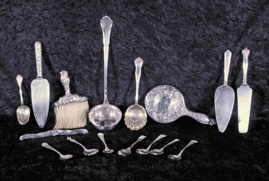 13 MISCELLANEOUS STERLING SILVER PCS. CONSISTING OF SER: 13 MISCELLANEOUS STERLING SILVER PCS. CONSISTING OF SERVING PCS., SPOONS, HAND MIRROR AND COMB HOLDER, ETC. 16 TROY OZS. GOOD.