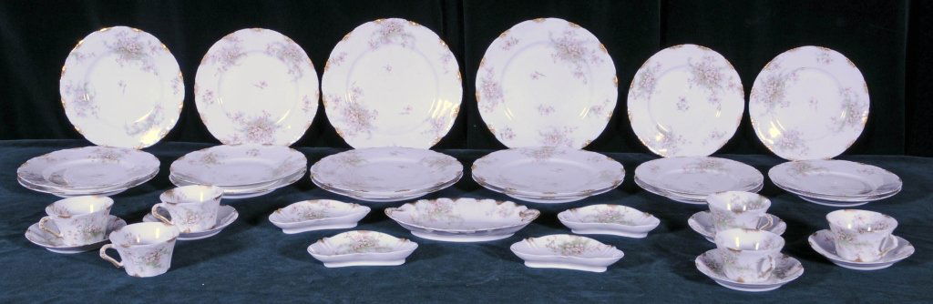 33 PC. LIMOGES CHINA DINNERWARE SET. CONSISTING OF 6 DI: 33 PC. LIMOGES CHINA DINNERWARE SET. CONSISTING OF 6 DINNER PLATES, 6 SALAD PLATES, 6 BREAD & BUTTER PLATES, 6 CUPS, 5 SAUCERS, 4 BONE DISHES, AND ONE SMALL OVAL DISH. GOOD. DP=10" DIA. SAL= 9" DIA.