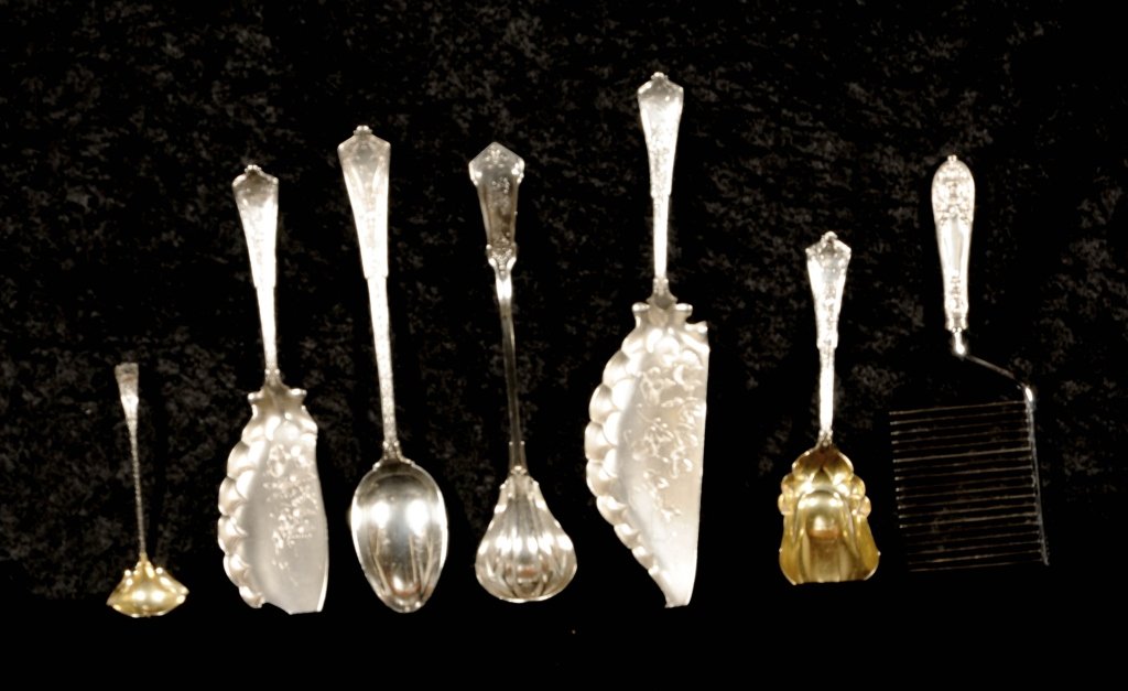 7 STERLING SILVER SERVING PIECES. CONSISTING OF 2 LADLE: 7 STERLING SILVER SERVING PIECES. CONSISTING OF 2 LADLES, A SCOOP, A CAKE CUTTER, SERVING SPOON AND 2 SCALLOPED SERVERS. 25 TROY OZS. GOOD.