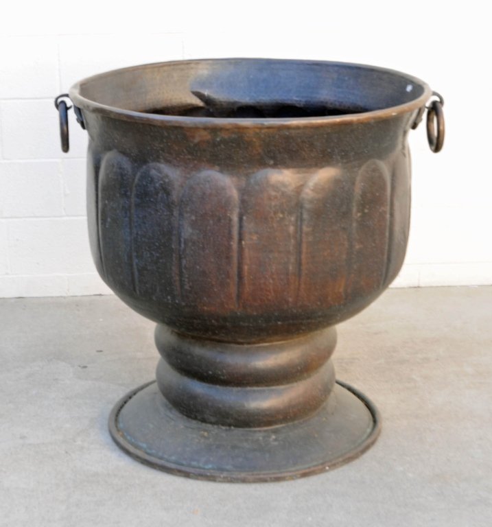 ANTIQUE COPPER TWO HANDLED PLANTER ON A PEDESTAL BASE.: ANTIQUE COPPER TWO HANDLED PLANTER ON A PEDESTAL BASE. GOOD. 36" H X 38" W X 35" D.