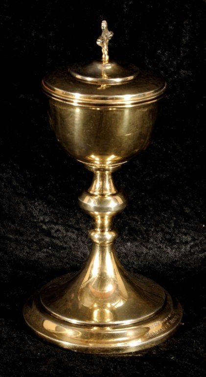 VERMEIL STERLING SILVER CHALICE WITH A COVER. INSCRIBED: VERMEIL STERLING SILVER CHALICE WITH A COVER. INSCRIBED "IN MEMORY OF MARGARET R. ROACH." APPROX. 17.20 TROY OZS. OF SILVER. MARKED STERLING UNDER THE LID AND UNDER THE CUP. GOOD. 10" H X 5" DIA.