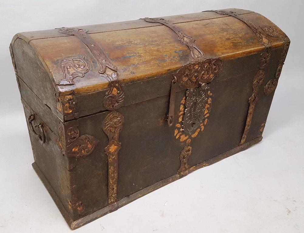 C 1800 to 1830 Dovetailed & Wrought Iron Trunk -: C 1800 to 1830 Dovetailed & Wrought Iron Trunk - fantastic hand made early trunk with great iron work. Width 45" hgt 27" d 24". Good old as found condition. Found in Northern ILL estate.