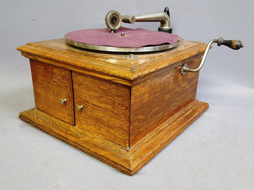Signed Victor Talking Machine Co. Camden New Jersey -: Signed Victor Talking Machine Co. Camden New Jersey - 1/4 cut oak Victor Phonograph in working condition. 19" deep 18" wide. 12" hgt.