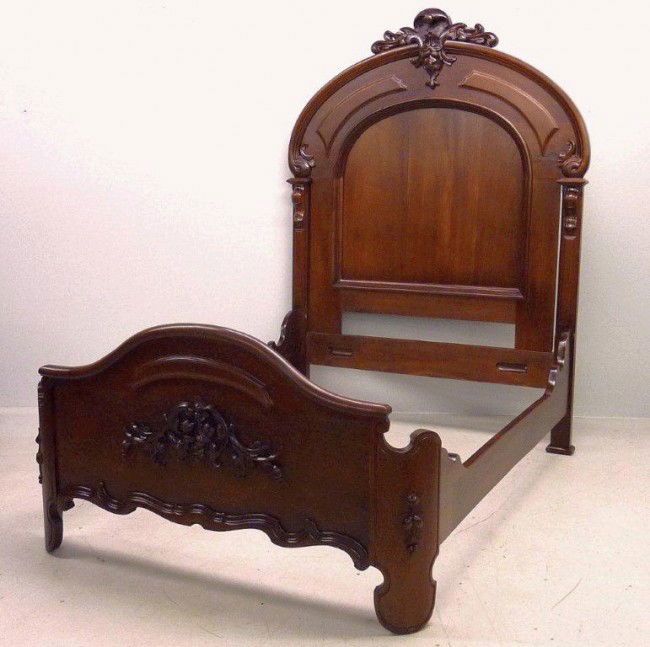 RARE FULL QUEEN AMERICAN WALNUT ROCOCO FRUIT CARVED: RARE FULL QUEEN AMERICAN WALNUT ROCOCO FRUIT CARVED CURVED FOOTBOARD BED - H 90"- C 1850
