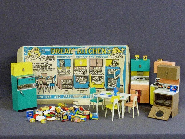 ENTIRE TIN TOY KITCHEN SET IN ORIGINAL BOX - C.195: ENTIRE TIN TOY KITCHEN SET IN ORIGINAL BOX - C.1950