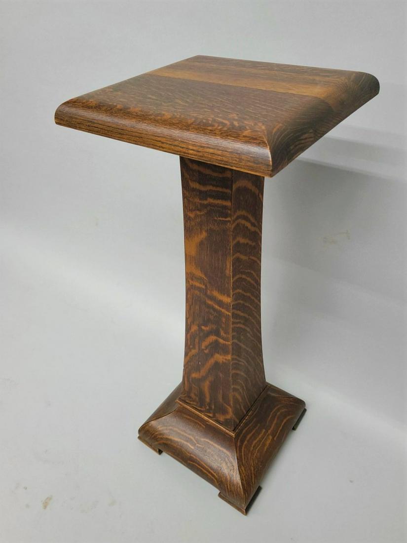 Very pronounced 1/4 Cut Tiger Oak Pedestal with Original Finish - Circa 1900. Very good original (1 of 2)