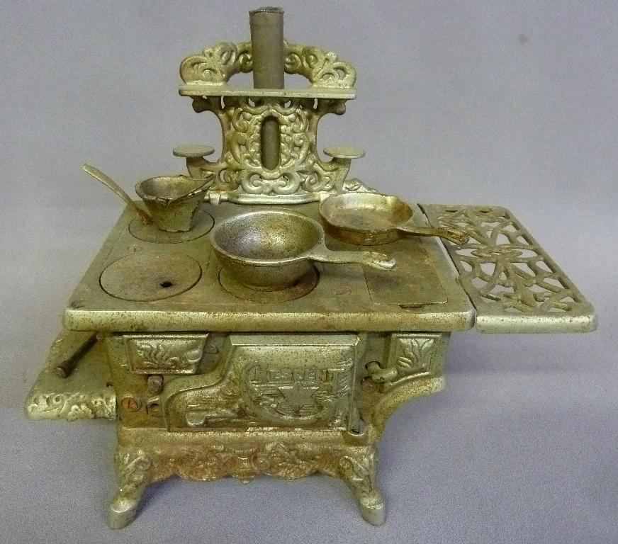 Circa 1900 Solid Cast Brass Gilt Finish Heavy Bracket. (1 of 5)